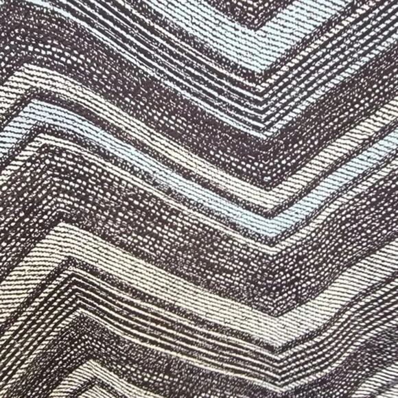 Torrid Sleeveless Blouse Chevron Printed Womens Size L Black White V Neck - Picture 5 of 10